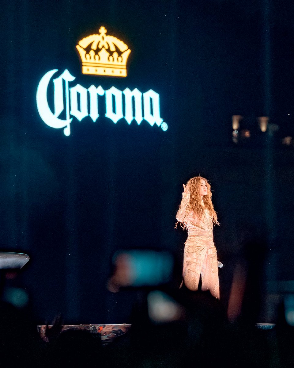 Corona_MX's tweet photo. Ayer el Zócalo vibró como nunca, y nosotros con él. 400 mil personas demostraron que los mexicanos dan el Extra y cuando eso pasa no hay rincón en el mundo que no podamos conquistar. Gracias por vivir nuestros primeros 100 con nosotros. 🍻🇲🇽 
#Corona100Años #100AñosDandoElExtra https://t.co/Cmy9OMAwE0