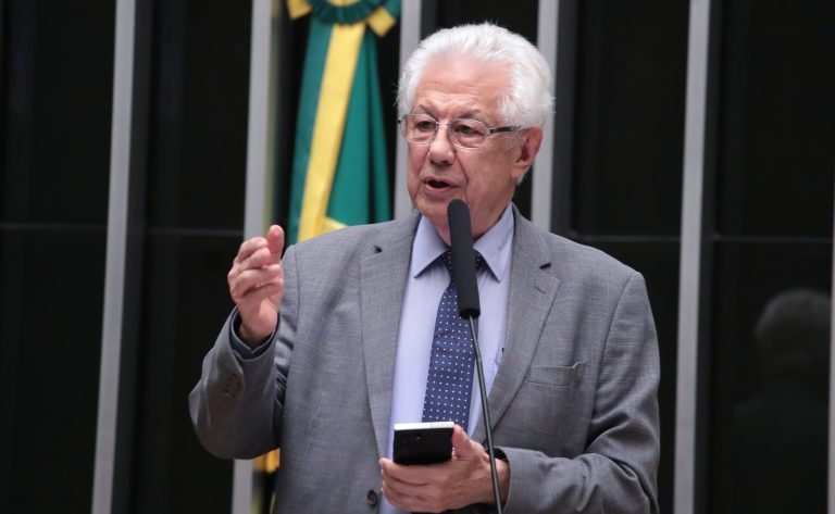 capital_liberal's tweet photo. Câmara aprova projeto que facilita acesso ao seguro de exportação --> Leia no portal: (link na bio) |   
Bruno Spada/Câmara dos Deputados

Arlindo Chinaglia, relator do projeto

A Câmara dos Deputados aprovou nesta segunda-feira (2) projeto de lei que cria regras para facilita... https://t.co/hSRD6KzZqc