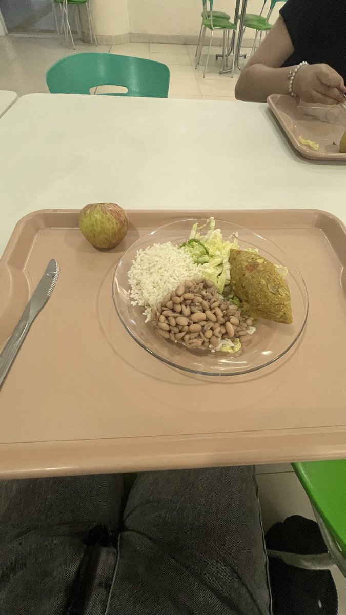 mzonbia's tweet photo. Meu primeiro bandejão na federal e fizeram os calouros comer só de garfo, eu amo @bictmarunifesp https://t.co/D37crQBKlX