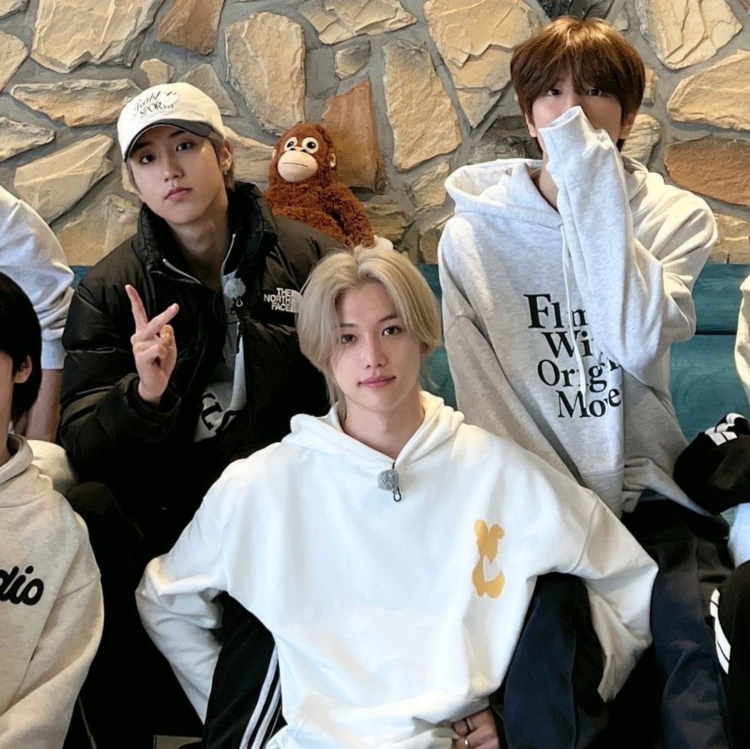 WAIT A SECOND SEUNGMIN IS THERE TOO WHAT THE HELL EVERYBODY CHEERED