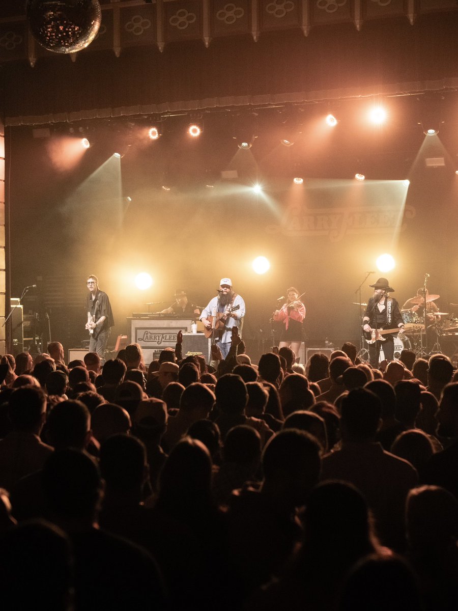 Larry Fleet tweet media