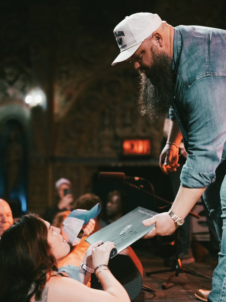 Larry Fleet tweet media