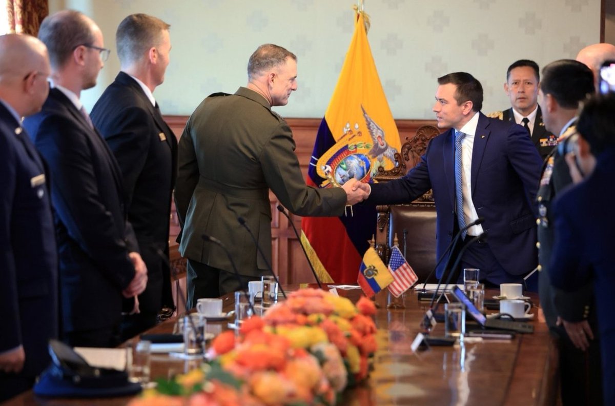 Ivans65325045's tweet photo. Recuerdo que en la década asaltada, el prófugo junto a su rebaño convirtieron al Ecuador en sede de convenciones del terrorismo internacional, se hacían tours a nuestra frontera norte a visitar  campamentos de las FARC en territorio ecuatoriano.
¡Como hemos cambiado!
¿Gracias! https://t.co/tAEhmc5Q7O
