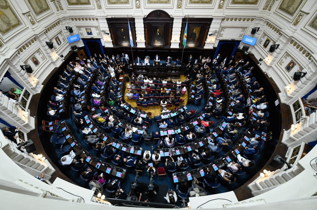 "Desde la Provincia, invito a que trabajemos por una Argentina que no se arrodille, que no se entregue, que no se rinda y que no se divida. Una Argentina que vuelva a creer en sí misma."

Categórico discurso del gobernador <a href="/Kicillofok/">Axel Kicillof</a> en la apertura del 154° período de Sesiones