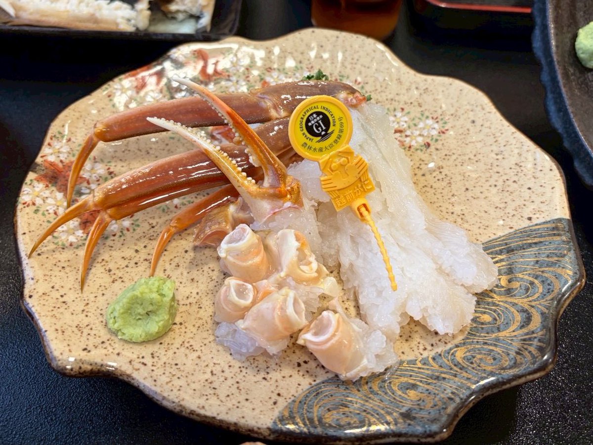 おはイリス🌈🐿

三重県四日市市は☔️

📍やまふじ(福井県)

越前がにを食べてきました〜😻🦀
かにでおなかいっぱいになるなんて、幸せすぎる...😭💓

お刺身、焼き、天ぷらもいただいてどれもめちゃくちゃおいしかったです🥹✨️

かにが来た途端に集中して静かになるのはお決まりですよね？🦀( '-' 🦀
