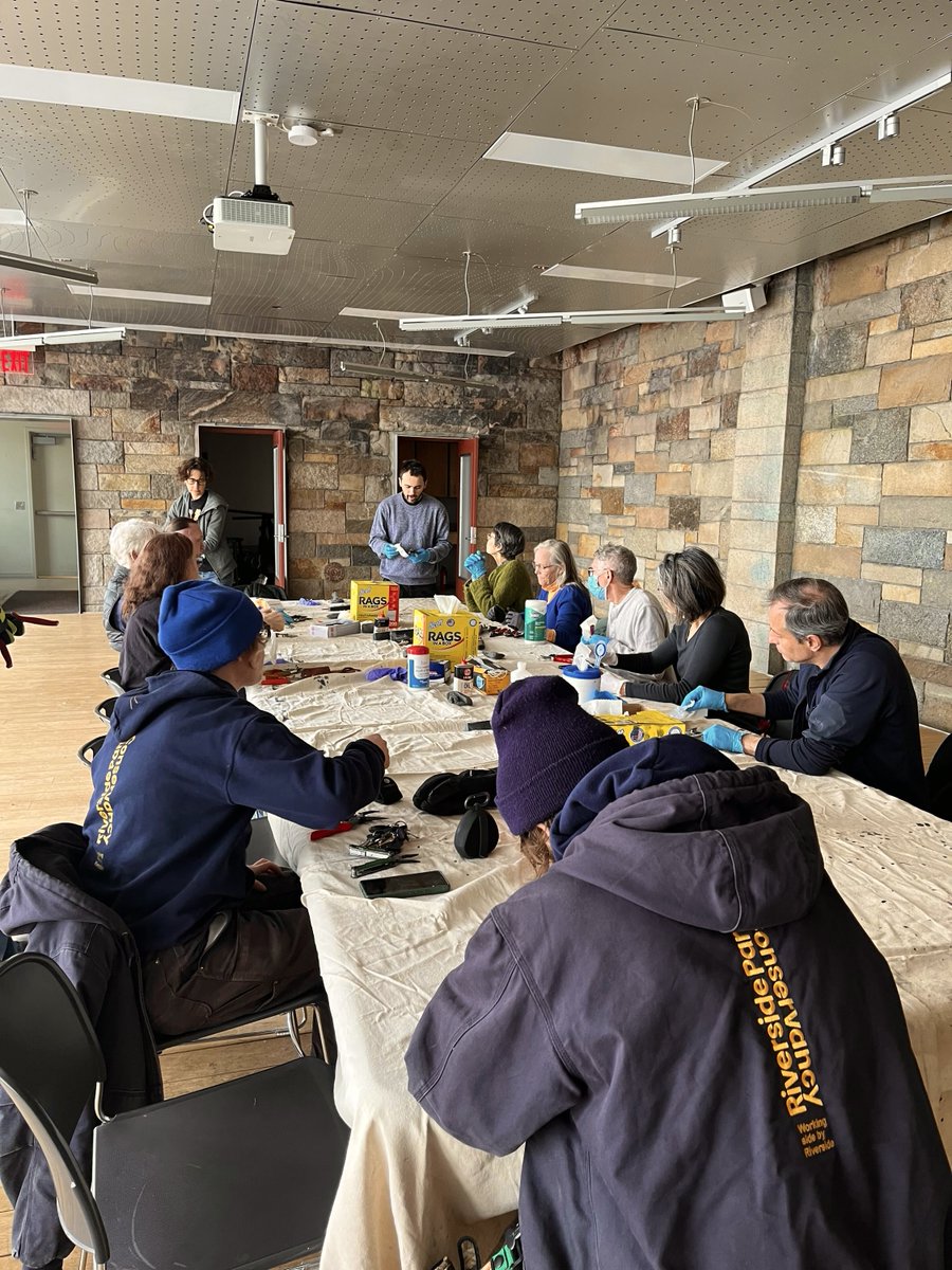 RiversideParkNY's tweet photo. This morning we got our tools spring-ready!✂️Park staff and volunteers met at the Field House to clean and sharpen pruners, loppers, and trowels. Thanks to everyone who came out to help prep for the season ahead! https://t.co/FJMgD2Vmpk