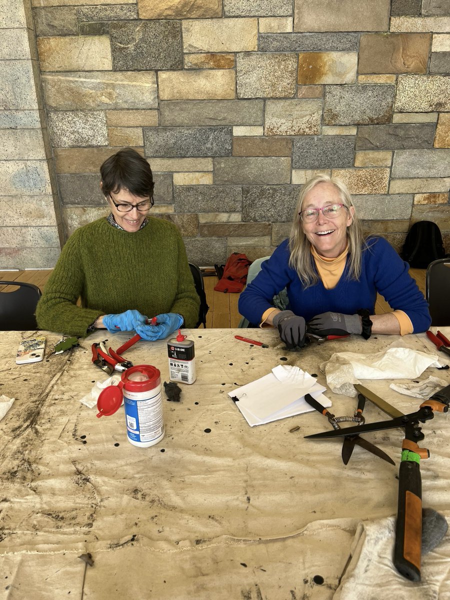 RiversideParkNY's tweet photo. This morning we got our tools spring-ready!✂️Park staff and volunteers met at the Field House to clean and sharpen pruners, loppers, and trowels. Thanks to everyone who came out to help prep for the season ahead! https://t.co/FJMgD2Vmpk