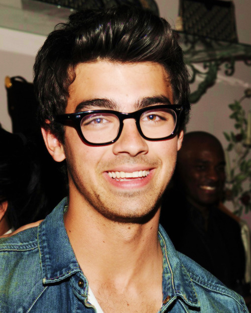archivesjonasb's tweet photo. Joe Jonas, 2010 https://t.co/cGirrx9Q8C