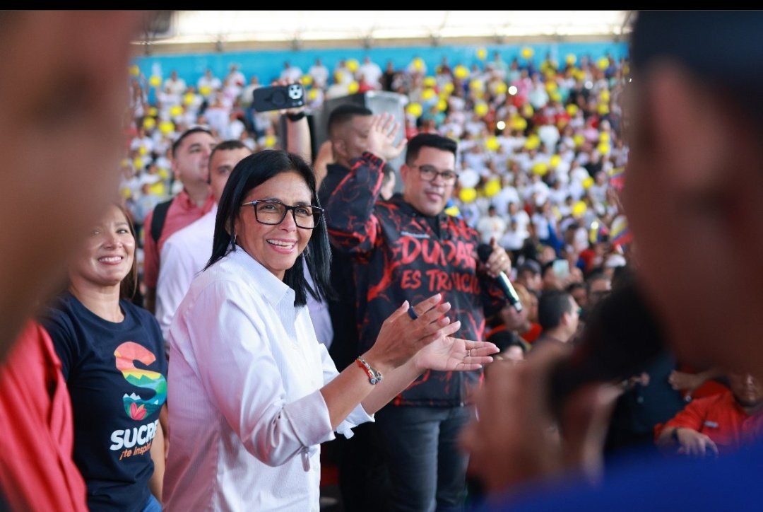 Natts058's tweet photo. Delcy Rodríguez llama al pueblo de Sucre a defender la paz e independencia tras los ataques del 3 de enero. Agradece que no hubo bombas ni misiles, destaca la soberanía y recuerda el espíritu libertador. #Sucre #Venezuela https://t.co/i2vvsMKPcs