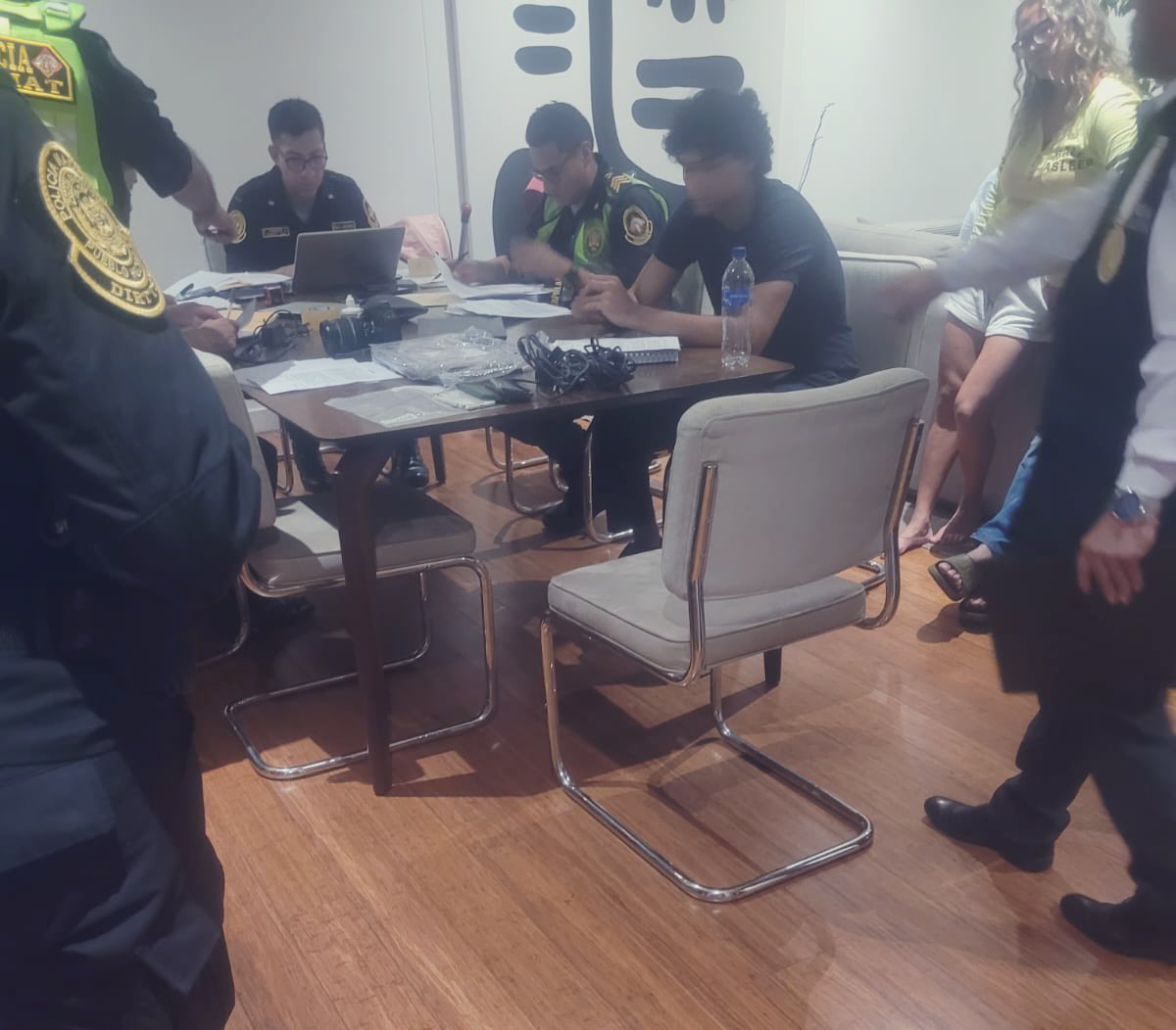 ¿Por qué esa diferencia? 

Atropellan a ciclista en la Panamericana Sur, quedó herido, no le prestaron auxilio y la PNP los presenta así, enmarrocados, fotografiados como detenidos, con letrero publicitario de la PNP y expuestos en sus redes oficiales.

Mientras a Adrian Villar