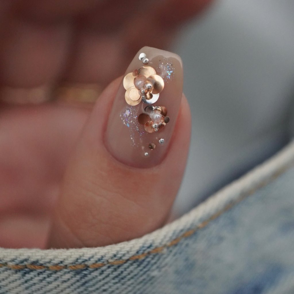 nail_taa's tweet photo. ホロフラワーって使い方で雰囲気変わるから、どっち派か分かれる気がする🌼

  左：ゴールドメインで大人っぽい系
  右：ホワイトやブルーもまぜて華やか系

 どっちが自分の爪にのっててほしい？直感でお願いします🥸🔥 https://t.co/Kx3xK3Htat