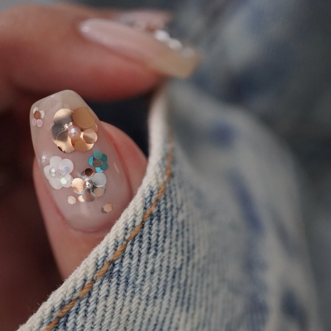 nail_taa's tweet photo. ホロフラワーって使い方で雰囲気変わるから、どっち派か分かれる気がする🌼

  左：ゴールドメインで大人っぽい系
  右：ホワイトやブルーもまぜて華やか系

 どっちが自分の爪にのっててほしい？直感でお願いします🥸🔥 https://t.co/Kx3xK3Htat