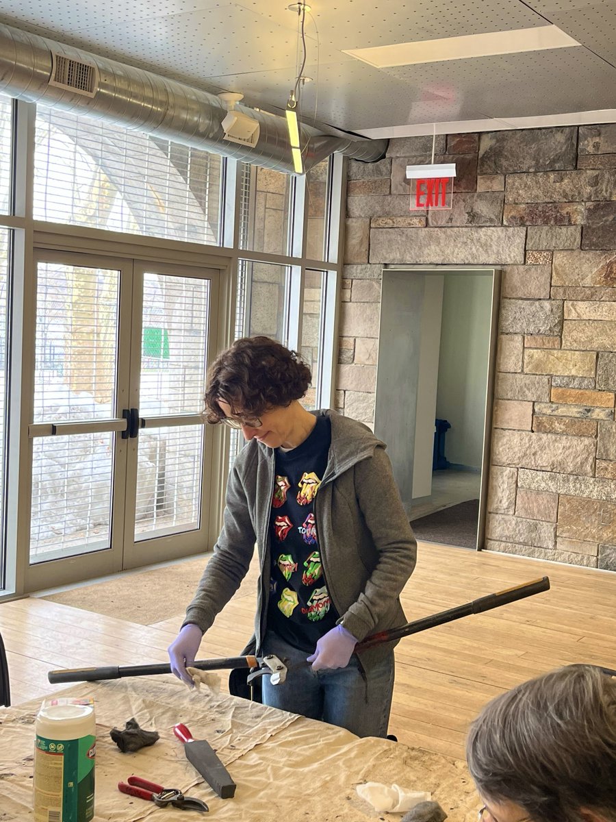 RiversideParkNY's tweet photo. This morning we got our tools spring-ready!✂️Park staff and volunteers met at the Field House to clean and sharpen pruners, loppers, and trowels. Thanks to everyone who came out to help prep for the season ahead! https://t.co/FJMgD2Vmpk