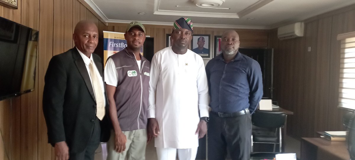 ecogreenorgng's tweet photo. Our team led by able Executive Director Elijah Adejimi, paid a courtesy visit to the honourable commissioner for Environment and Natural Resources, Oyo State @oyoenvironment . We were delighted to engage with the newly appointed commissioner, Hon. Ademola Aderinto. He commended https://t.co/eciYGDWNRX