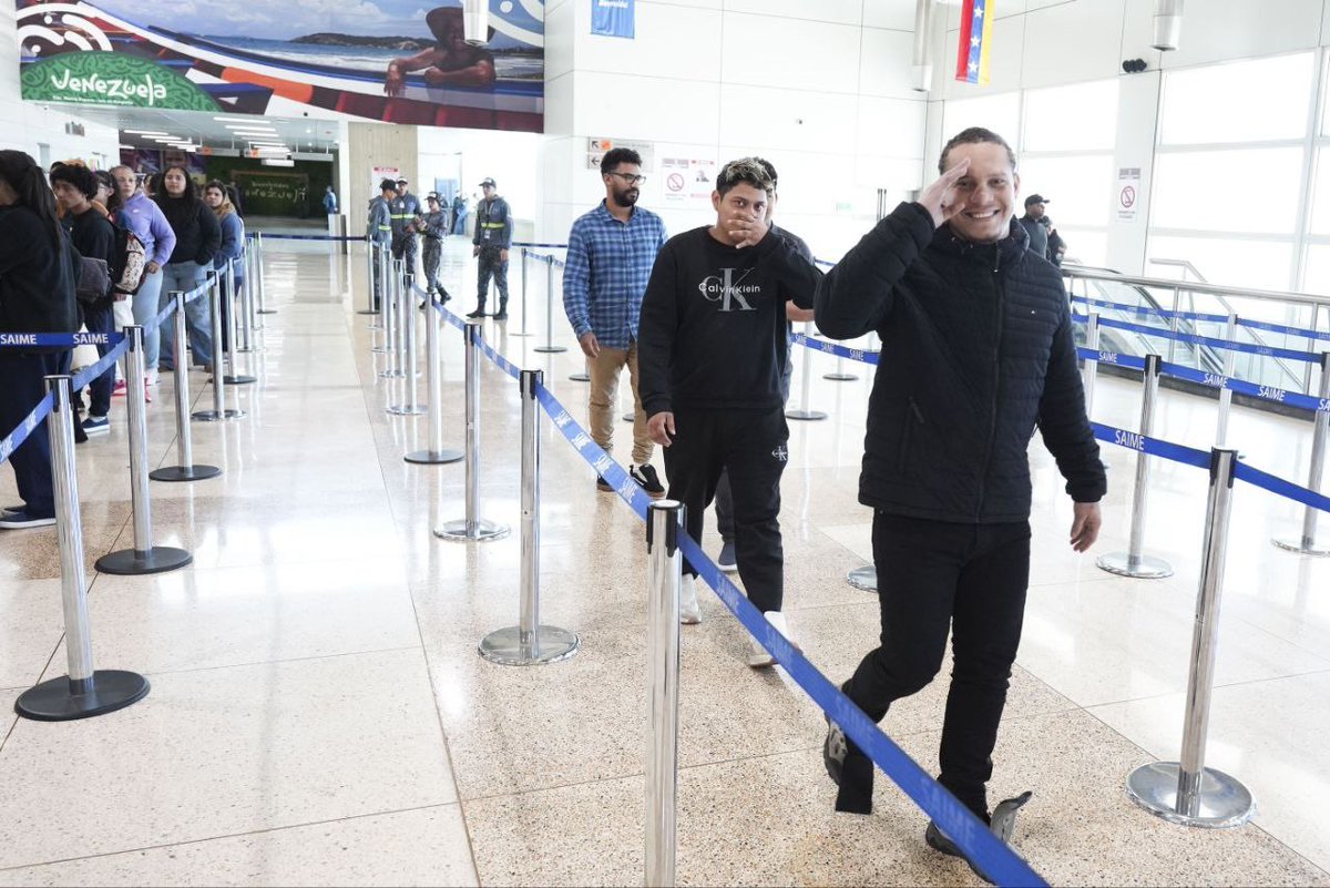 sanches49673's tweet photo. Hoy, el vuelo 118 del Plan Vuelta a la Patria trajo de regreso a 130 venezolanos y venezolanas. Entre ellos 8 niños, niñas y adolescentes que vuelven a crecer junto a los suyos. ✈️🇻🇪

Cada niño y adolescente que regresa es una promesa de futuro que florece en su tierra. Son la prueba viva de que la patria se construye protegiendo a quienes más queremos. 👧🧒👩👦❤️

Seguimos comprometidos con el retorno seguro y digno de los venezolanos y venezolanas.

https://t.co/O4AS1QTWeI