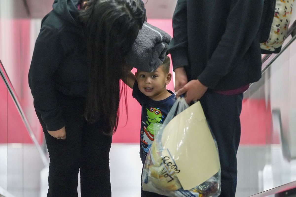 sanches49673's tweet photo. Hoy, el vuelo 118 del Plan Vuelta a la Patria trajo de regreso a 130 venezolanos y venezolanas. Entre ellos 8 niños, niñas y adolescentes que vuelven a crecer junto a los suyos. ✈️🇻🇪

Cada niño y adolescente que regresa es una promesa de futuro que florece en su tierra. Son la prueba viva de que la patria se construye protegiendo a quienes más queremos. 👧🧒👩👦❤️

Seguimos comprometidos con el retorno seguro y digno de los venezolanos y venezolanas.

https://t.co/O4AS1QTWeI