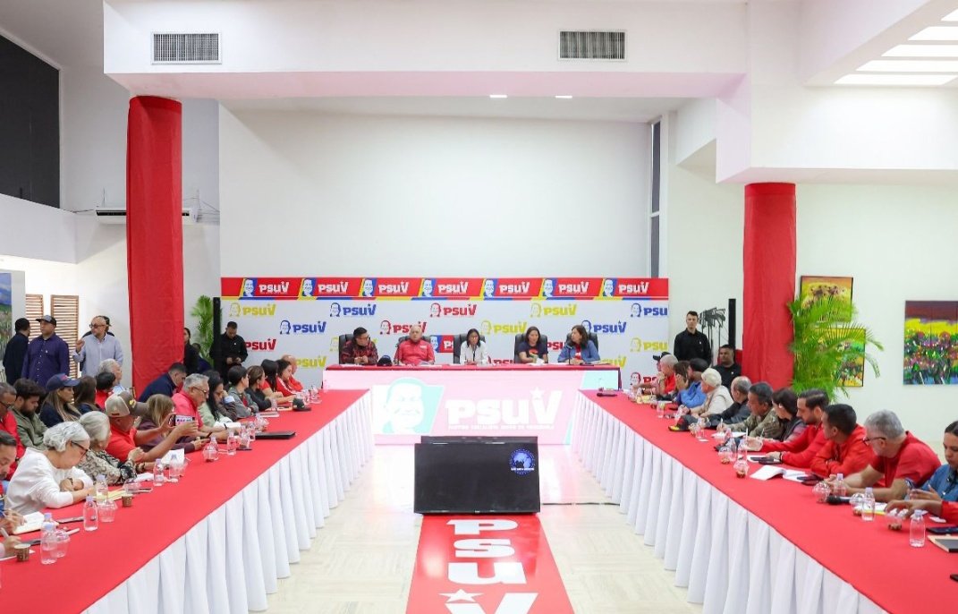 Natts058's tweet photo. La presidenta encargada de Venezuela, Delcy Rodríguez, lideró una reunión con la Dirección Nacional del PSUV en Cumaná. Participaron figuras clave del partido como Diosdado Cabello y Jorge Rodríguez. En el encuentro se revisaron estrategias para las Siete Transformaciones, el Plan de la Patria y se prepararon acciones para la Primera Consulta Nacional Popular del 8 de marzo #venezuela #psuv #delcyrodríguez