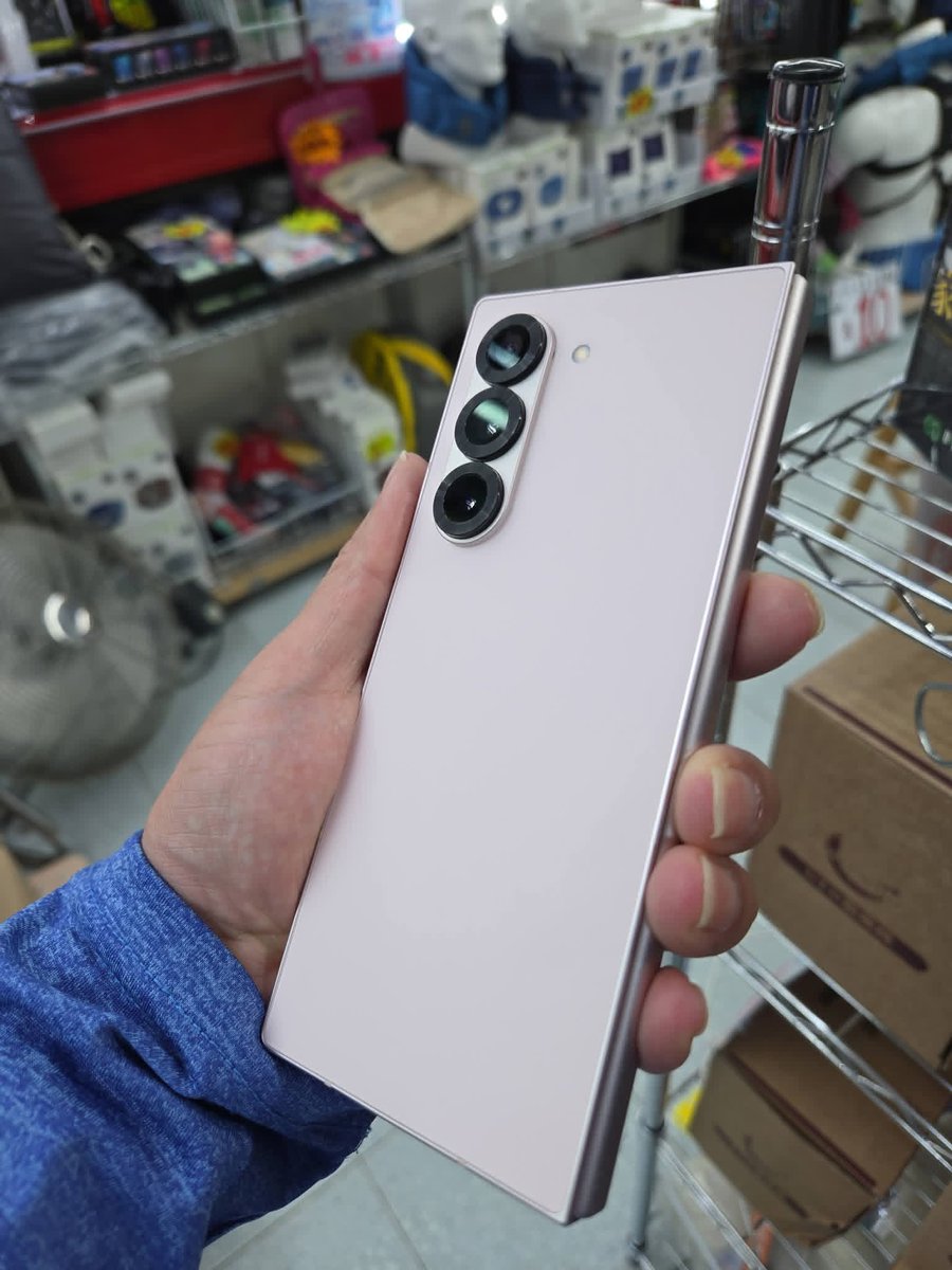 John55148399's tweet photo. Samsung Galaxy Z Fold6 (Light Pink)
12+256GB Hong Kong Version Clearance Sale (Slight scratches on the front screen and body)
Original Price: HKD 14,398
Clearance Price: HKD 12,000
Qualcomm Snapdragon 8 Gen3 Processor(3.39GHz, 3.1GHz, 2.9GHz, 2.2GHz)12GB RAM / 256GB Storage
7.6" https://t.co/qWYewXB8y7