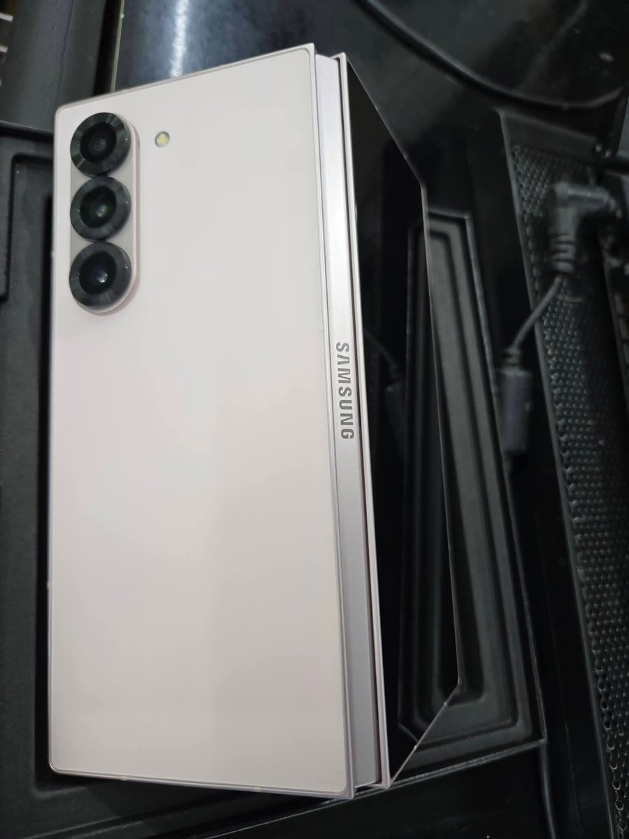 John55148399's tweet photo. Samsung Galaxy Z Fold6 (Light Pink)
12+256GB Hong Kong Version Clearance Sale (Slight scratches on the front screen and body)
Original Price: HKD 14,398
Clearance Price: HKD 12,000
Qualcomm Snapdragon 8 Gen3 Processor(3.39GHz, 3.1GHz, 2.9GHz, 2.2GHz)12GB RAM / 256GB Storage
7.6" https://t.co/qWYewXB8y7