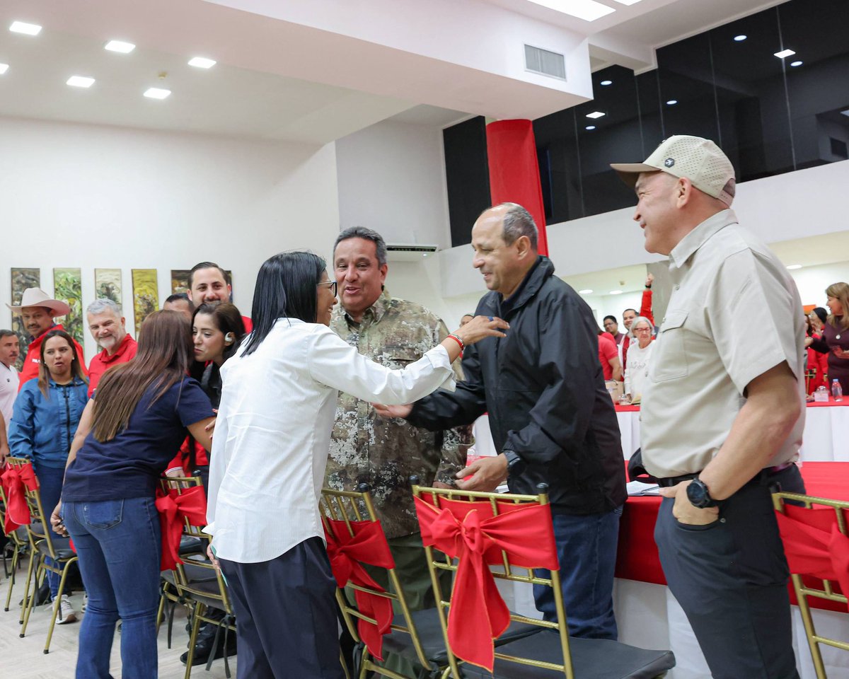 sanches49673's tweet photo. Presidenta (E) Delcy Rodríguez, encabezó este lunes la reunión de la Dirección Nacional del PSUV realizada en el estado Sucre: 

Puntos clave de la jornada:

📍Evaluación de las 7 Transformaciones (7T): Se realizó un balance detallado del avance de las siete líneas estratégicas de trabajo.

📍Consulta Nacional del 8 de marzo: La reunión sirvió para coordinar los aspectos logísticos y comunicacionales de la gran consulta popular convocada para el próximo 8 de marzo. Este mecanismo busca que el Poder Popular decida directamente sobre proyectos comunitarios, fortaleciendo la democracia participativa.

📍Otros temas de Interés Nacional.