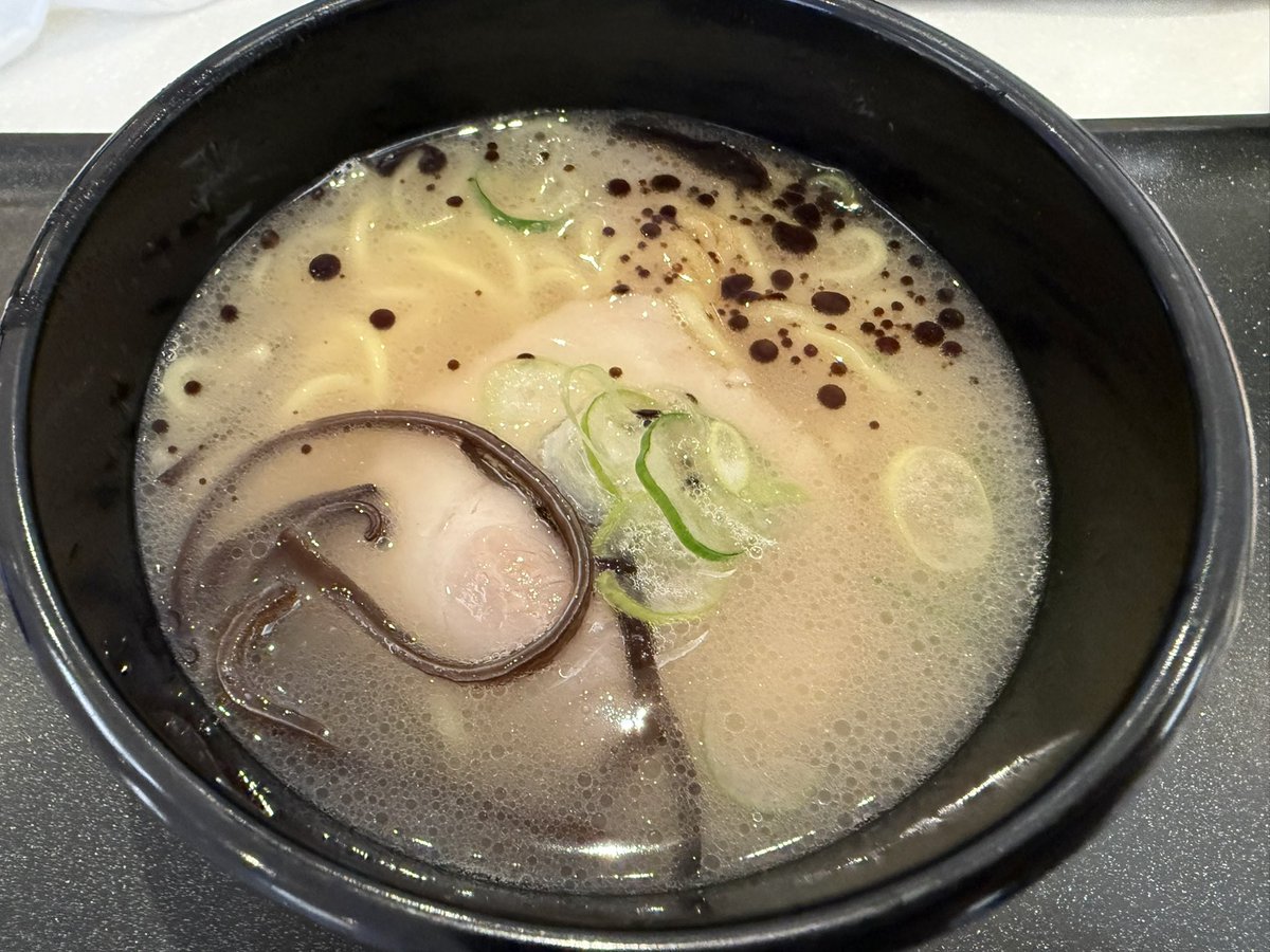 d__duck's tweet photo. お久しぶりの成田ANAラウンジ🙌
8:00頃来たら🍛のご飯切れてるし、ホットミールは準備中😂 https://t.co/xqayAAnPt2
