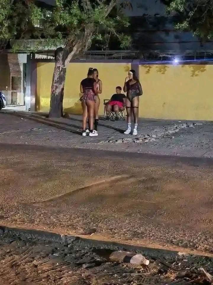 Man’s NOT Barry Roux tweet media