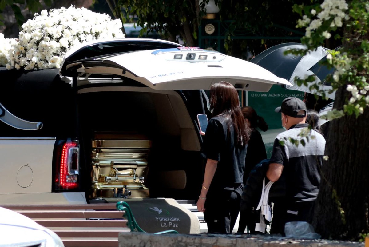 En México el Estado abraza fuerte... pero solo a los narcos. Ejército y Guardia Nacional blindando el funeral de 'El Mencho': tanquetas, helicópteros, 80 elementos custodiando su féretro dorado y coronas con gallos. ¿Y las madres buscadoras? ¿Los soldados caídos?
Ya sabemos de