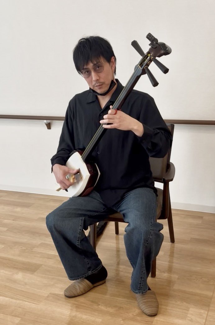 先日の杉並区上井草にて
リハーサル時にとってもらってました笑

ピアスの黄色と靴下の黄色を合わせたんですが、靴下の色が派手すぎてもはや靴下にしか目がいきません。

本番はちゃんとお靴だったので、大丈夫だったかな？

全身使ってます笑
お相手は津軽三味線、更家健吾さん