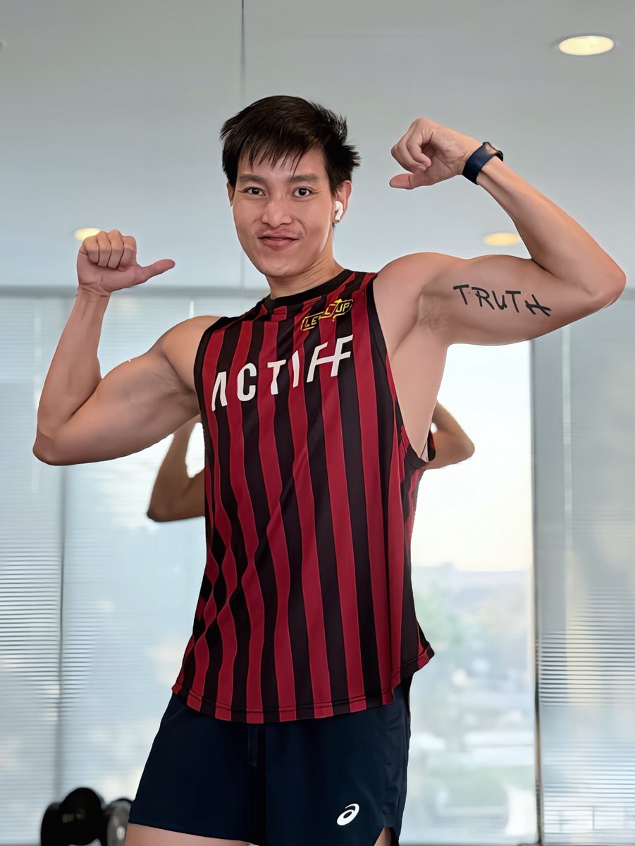 😏 กล้ามพี่ใหญ่นะไม่เชื่อมาลองจับดูสิ แฮร่!! 

#สุขภาพดีเริ่มต้นจากการกิน #ชีวิตดีๆที่เลือกเองได้ #ฟิตกับบัส