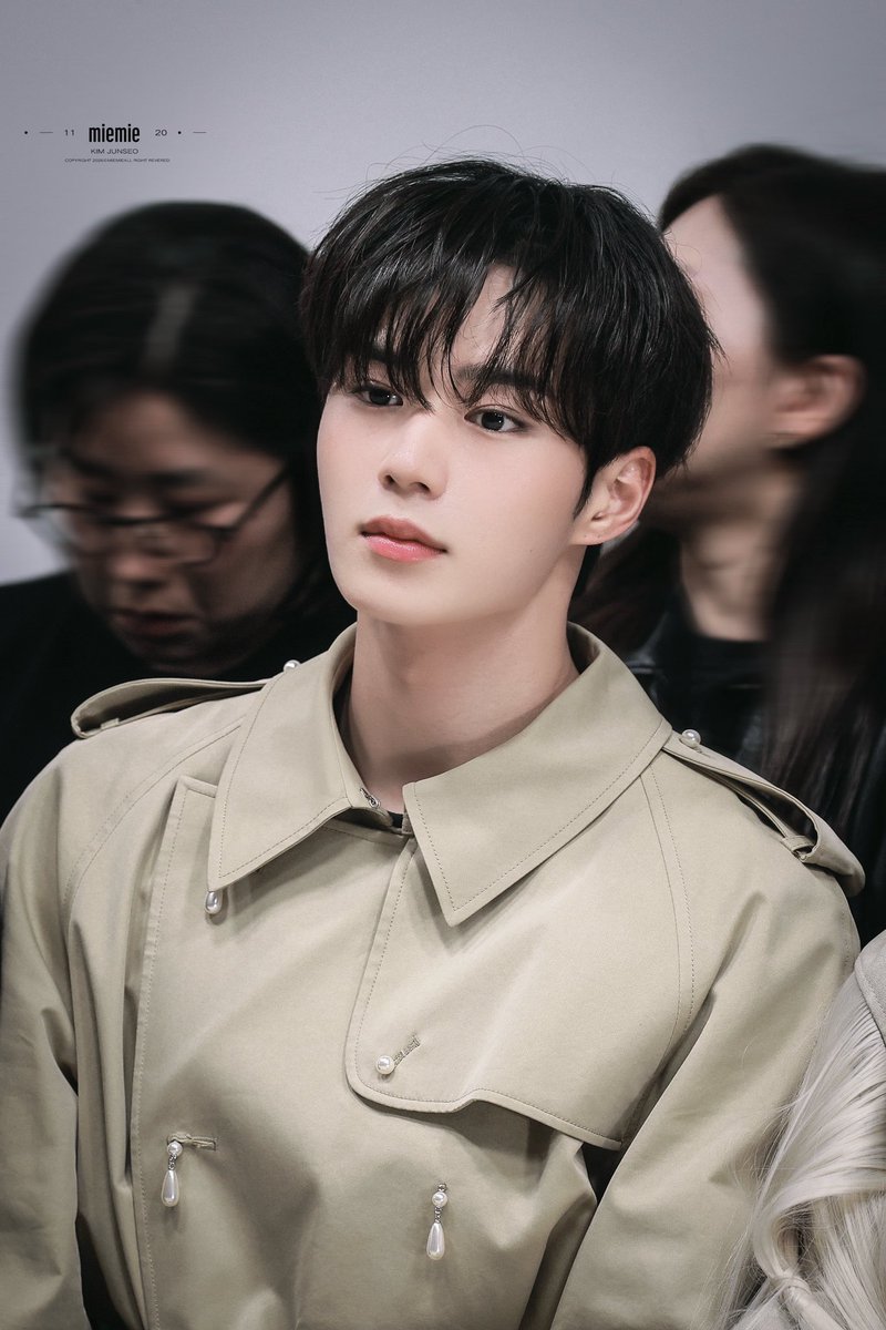 moaieyo's tweet photo. 트렌치코트 입혀놓으니까 진심 사연잇는 남자됨 https://t.co/aqbwvrg5X8