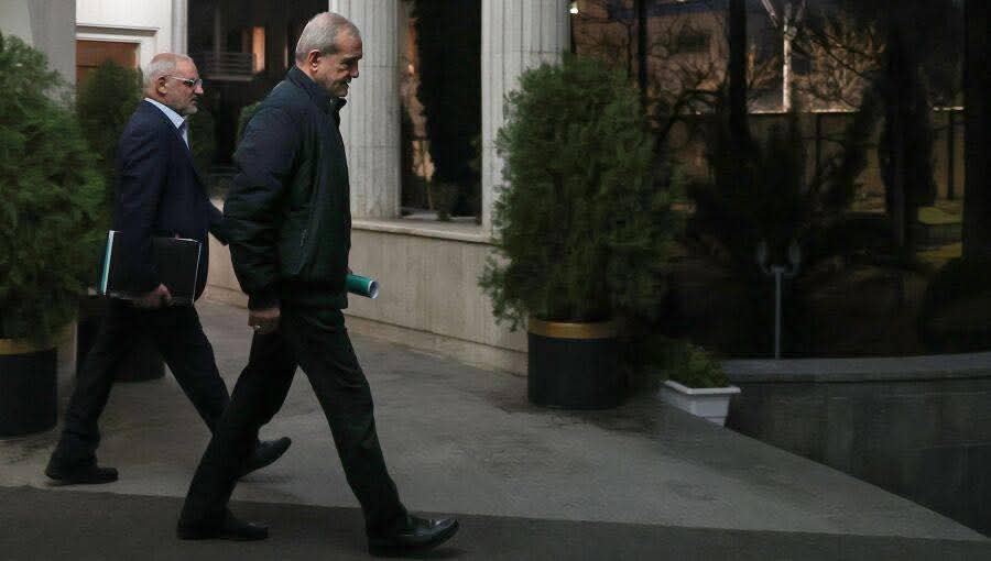 sahelbrut3's tweet photo. 🚨⚡️ #Urgent | 🇺🇸🇮🇱🇮🇷 Malgré les frappes israélo-américaines, le président iranien Pezeshkian a été vu aujourd'hui marchant dans les rues de Téhéran. https://t.co/T8gGpJMxua