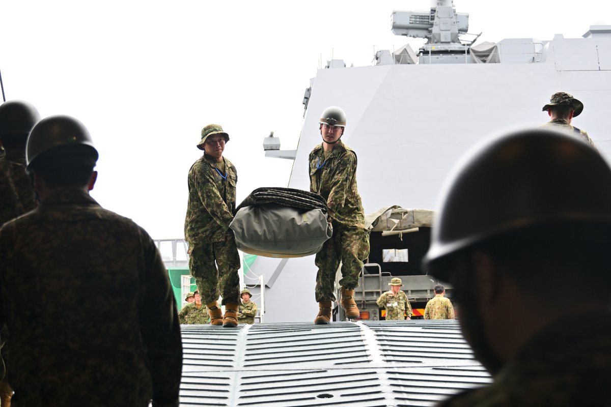jgsdf_gcc_ardb's tweet photo. 【IF26 ⑧】
#ARDB and ⅢMEF are conducting Exercise #IF26. Pictures show ARDB members are embarking to LST Osumi . They completed the loading of supplies and equipment into the LST, then advance to the operational area. https://t.co/3D5vITu2E9