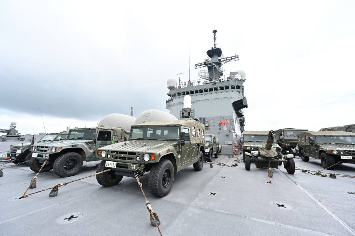 jgsdf_gcc_ardb's tweet photo. 【IF26 ⑧】
#ARDB and ⅢMEF are conducting Exercise #IF26. Pictures show ARDB members are embarking to LST Osumi . They completed the loading of supplies and equipment into the LST, then advance to the operational area. https://t.co/3D5vITu2E9