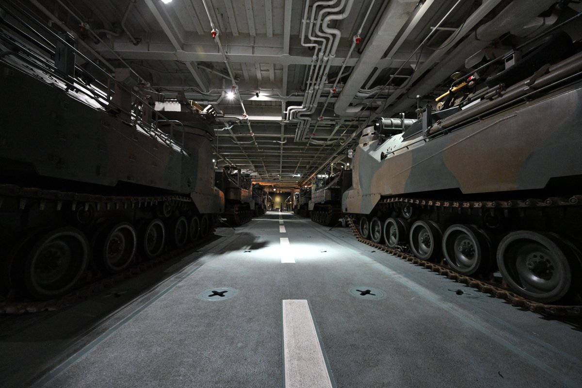 jgsdf_gcc_ardb's tweet photo. 【IF26 ⑧】
#ARDB and ⅢMEF are conducting Exercise #IF26. Pictures show ARDB members are embarking to LST Osumi . They completed the loading of supplies and equipment into the LST, then advance to the operational area. https://t.co/3D5vITu2E9