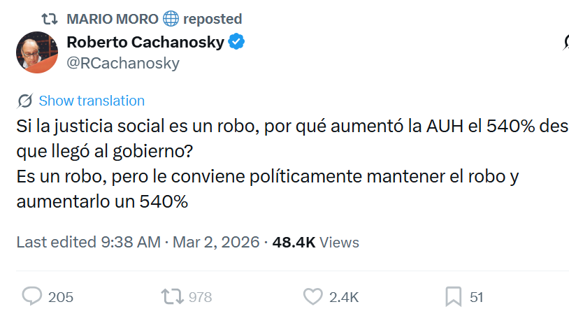 aetchebarne's tweet photo. Recién me entero de que mi amigo Roberto Cachanosky me bloqueó. Está en su derecho.
Pero leo un posteo interesante que merece una conversación. Se pregunta por qué Milei aumentó la AUH. He aquí una posible respuesta:

Si bien en el largo plazo, es correcto que hay que terminar con los planes sociales, sin dudas. Hay que reconocer que recibió el gobierno en medio de una crisis, y lo que hizo fue usar las ideas de Milton Friedman:

 En "Capitalism and Freedom" (de 1962) sostiene explícitamente que:
“Puede justificarse la acción del gobierno para aliviar la pobreza… por razones humanitarias y porque la pobreza es una fuente de efectos externos.”

Su argumento es institucional:
La pobreza extrema puede generar inestabilidad.
Hay problemas de free rider en la caridad privada.
En caso de crisis, la sociedad puede decidir colectivamente garantizar un mínimo ingreso de subsistencia. Pero ese mínimo debe ser general, impersonal y no distorsivo.

Creo que eso hizo, sacó a los intermediarios, e hizo un esquema automàtico no clientelar.

Pero, sin dudas, es algo que hay que eliminar progresivamente.