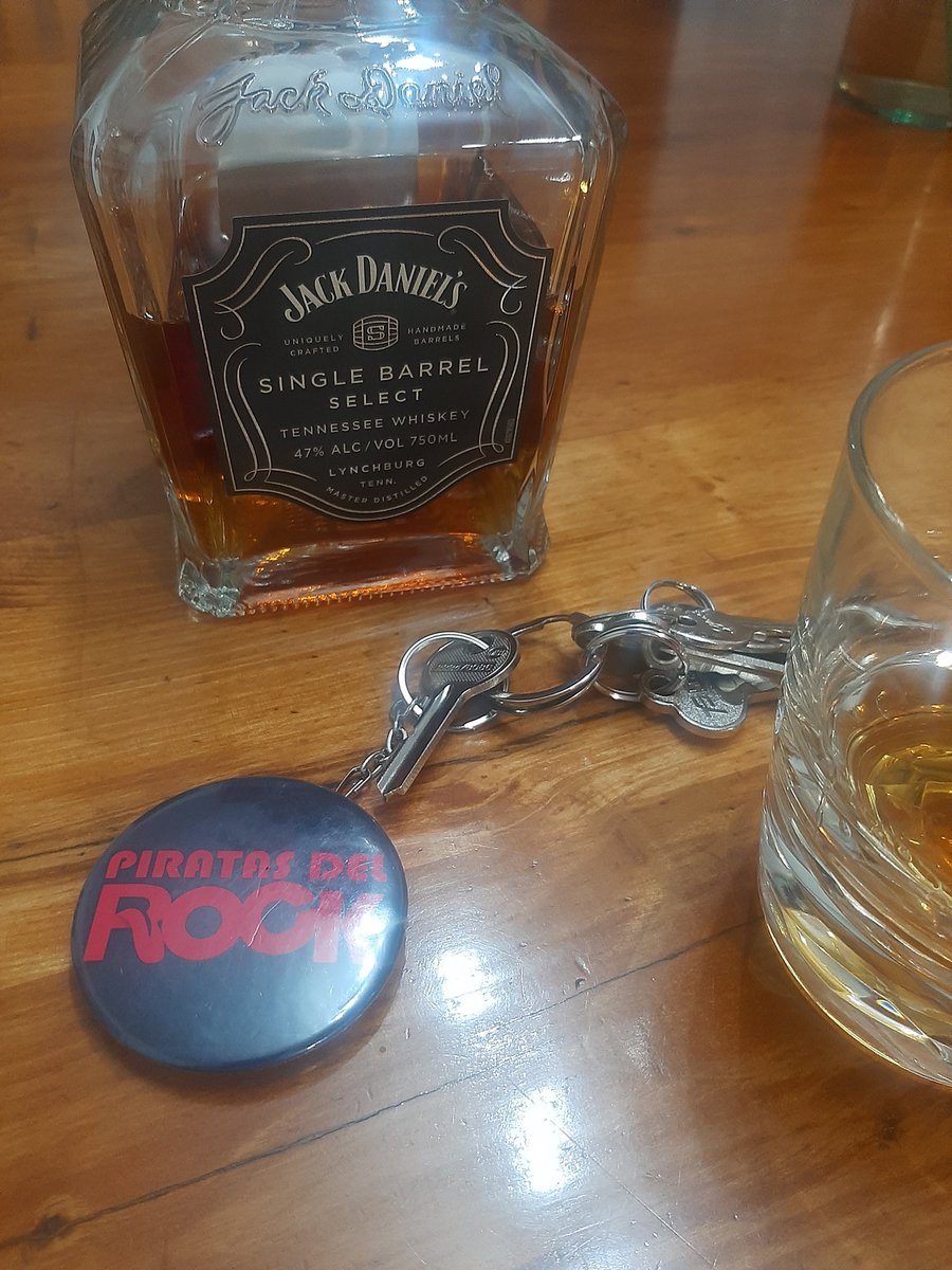 Saboreando algo. Mañana vuelvo a radio. Feliz, 10 am. Haga click en piratasdelrock.cl y ya. Lo extrañaba. Ojalá todo salga bien 😉