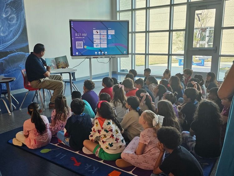 CreeksideESCC's tweet photo. 📚Read Across America was extra special at Creekside today. Thank you to all of our guest readers!! We think you are fintastic!🦈 https://t.co/WpDphie6xr