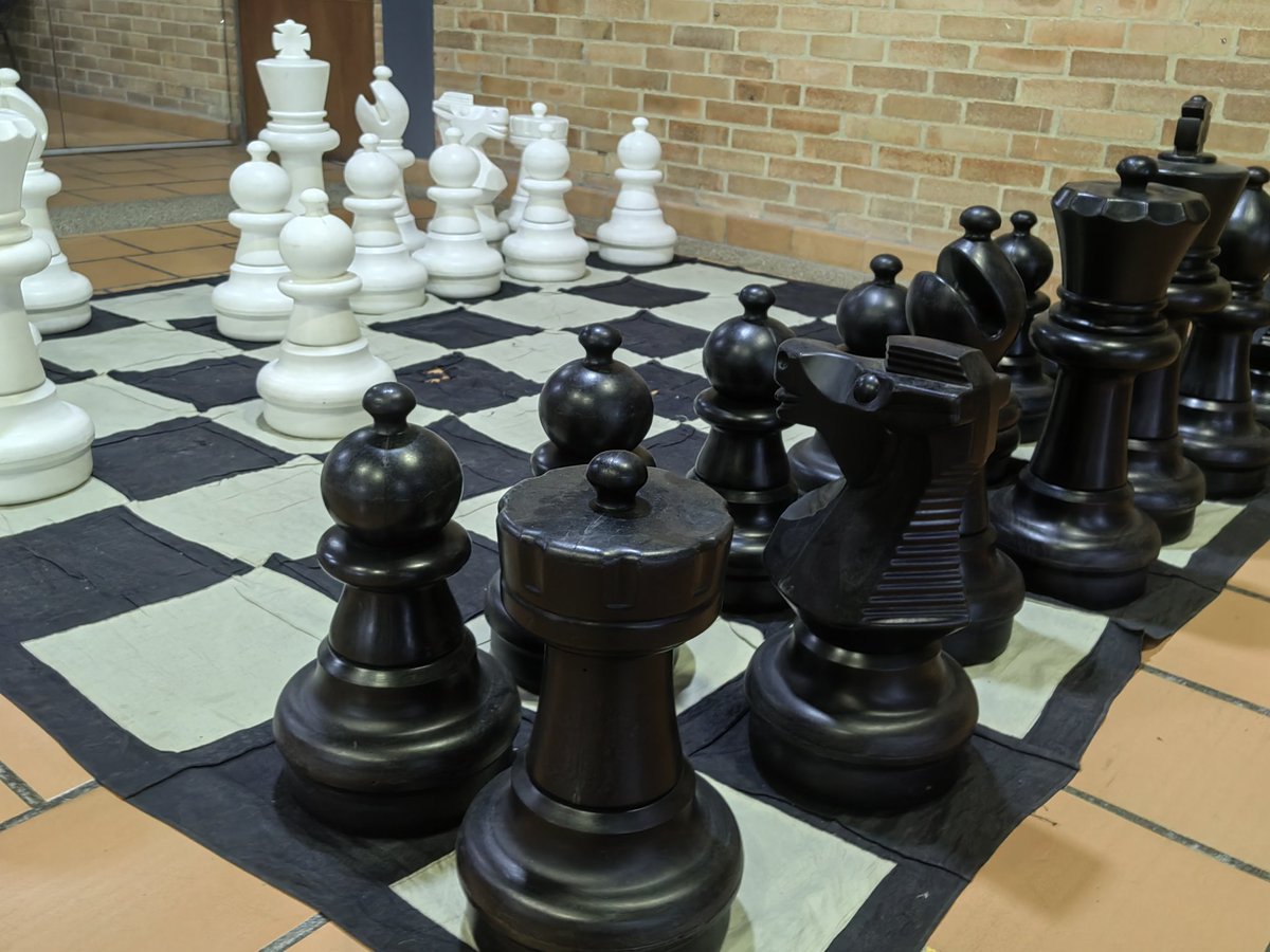 Samuel90187203's tweet photo. Dentro de los juegos encontramos el ajedrez  a tamaño gigante ♟️un juego pensado para pulir las habilidades analíticas y desarrollar la agilidad mental, se encuentran en los pisos 2 &amp; 3 del bloque A 🏢 🧵... https://t.co/HpINCPsyNe
