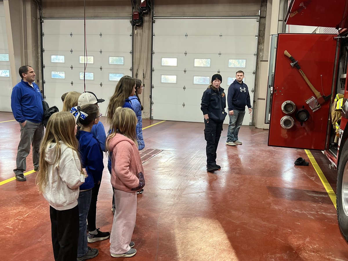 awlsmo's tweet photo. Well done Generals Council! They had the opportunity to lead the Pledge of Allegiance at the Monclova Township meeting. Then got a great tour of the fire house by some of our finest 1st responders! #communityengagemnt https://t.co/fmbqwnGVN0