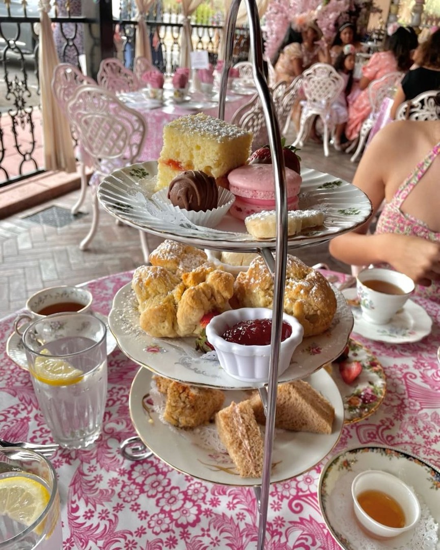 teasetbox's tweet photo. The banality of pastel tyranny: a tiered server suffocating under the weight of clichés. Surgical necessity dictates a redesign.

#CulinaryElitism #TheGatekeepersTest https://t.co/MlTX3khtfU