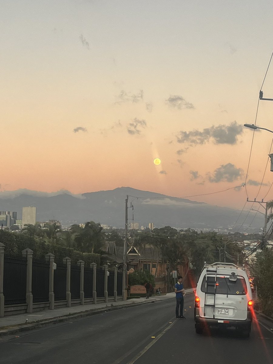 Ya vieron la luna… esta ENORME! Milagro… sin cables!! 😂😂😁
5 am de mañana luna de sangre!!! 🩸