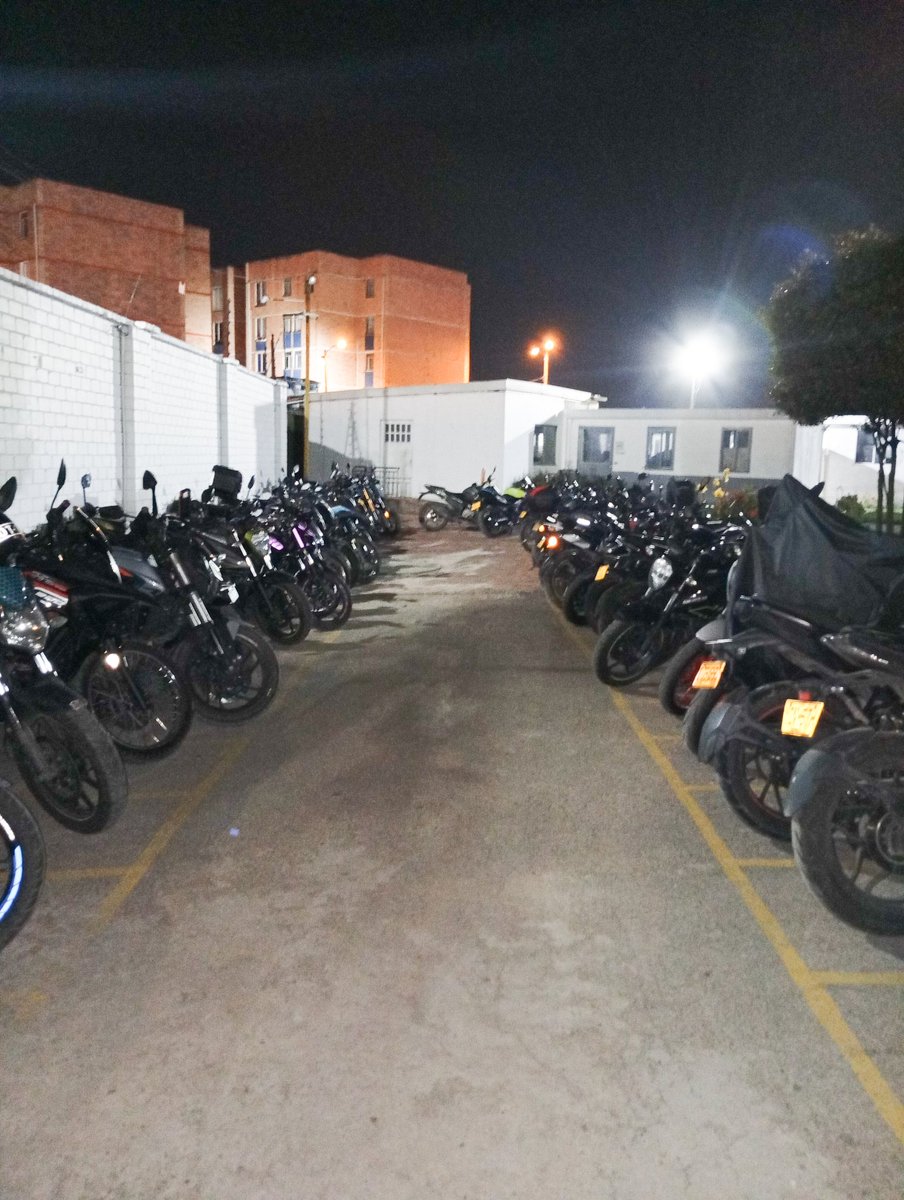 BeltranLop13497's tweet photo. ¿Cuántas motos ves en esta imagen? 🏍️🛵
No es una feria. No es un evento.
Es un día normal en UNIMINUTO centro regional Soacha.
La cantidad de motos se ha convertido en un problema para quienes intentan llegar a tiempo a clase. https://t.co/19ULO5TiNC
