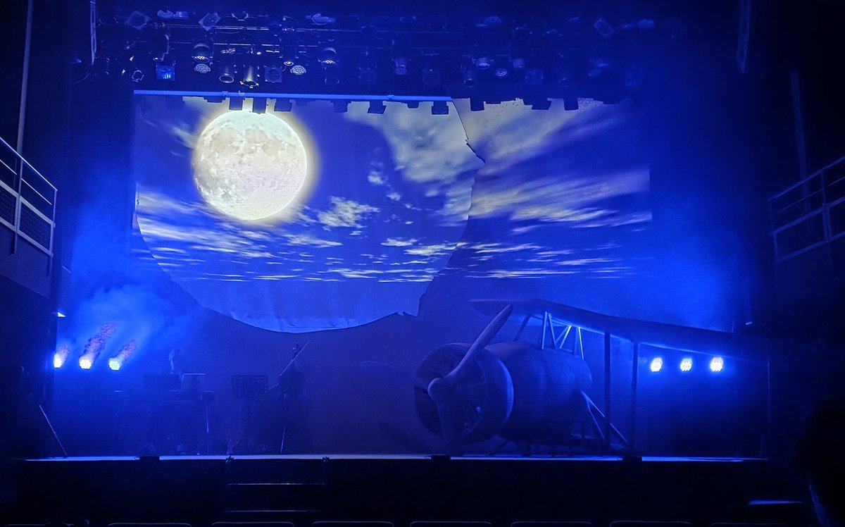 F3FK's tweet photo. 一昨日、千穐楽を迎えた
絵本朗読LIVE「星の王子さま」。
その始まりは、とてもシンプルでした。
図書館で偶然その絵本に目が止まり、
この作品をやってみたいと思ったこと。
みんなに話すと、
「PEaCEPROJECTにぴったりだね」と、
ほとんど迷うことなく、企画は動き出しました。
あのときの直感が、
こうしてひとつの舞台になりました。
この物語は、
きっとまたどこかで続いていくはずです。
また皆さまと劇場でお会いできる日を、
楽しみにしています。
#星の王子さま
#絵本朗読LIVE
#PEaCEPROJECT
