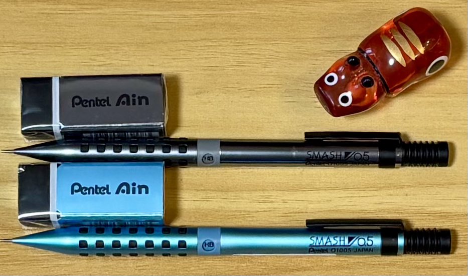 すごく綺麗な色ですよね。やっぱり芯ケースお揃いで欲しくなります。3種どれが出るかお楽しみって什器には書いてますが当選率は激渋...限定で少し値段上げてでも良いので普通に販売して欲しかった。