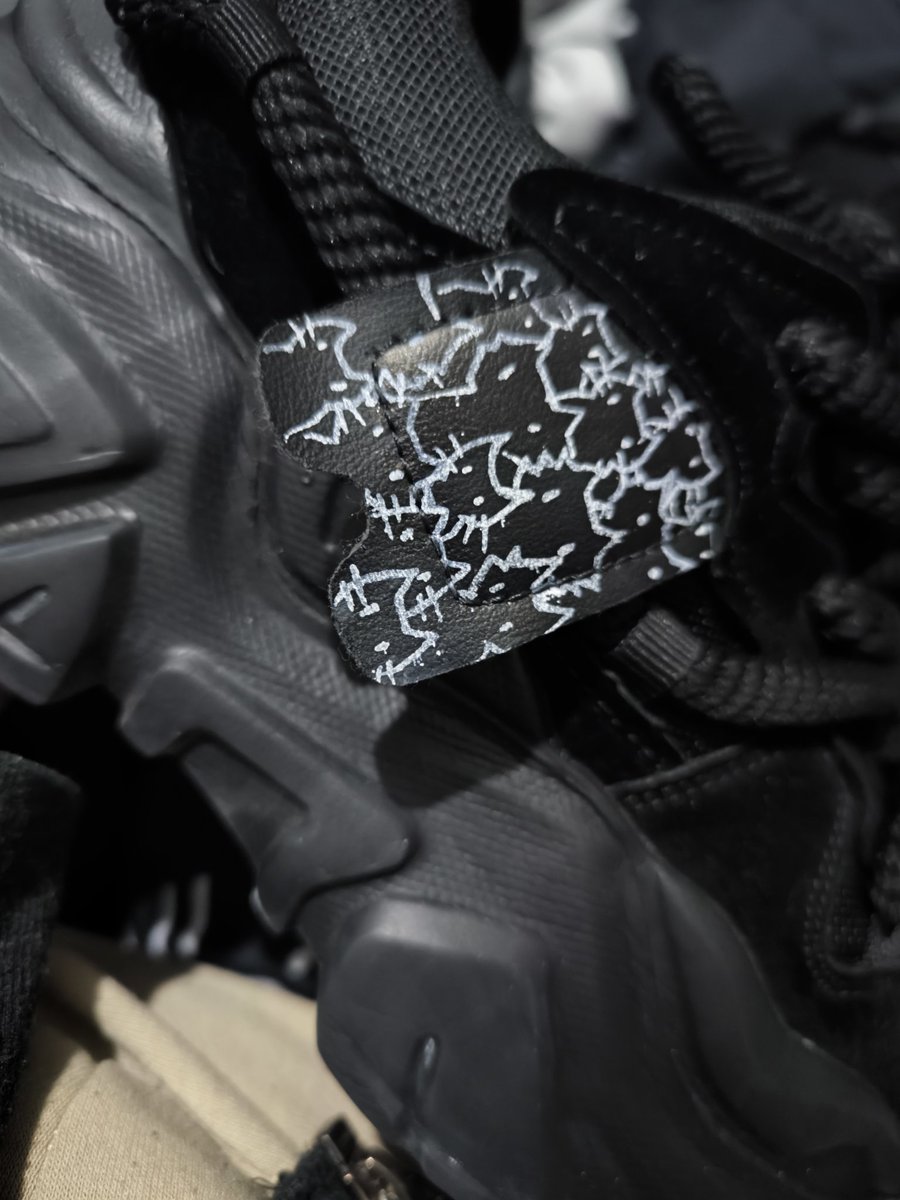 araneeLios's tweet photo. Maybe I play a little bit too much to mewgenics lately so I did this to my sneakers, what do you think? @edmundmcmillen https://t.co/zXWE7uLCuq