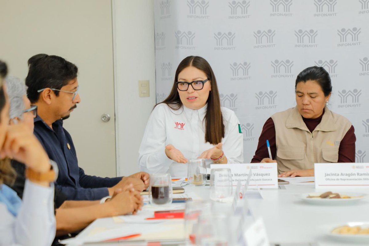 RaulRuizRobles's tweet photo. Revisamos los distintos proyectos de edificación que se encuentran en proceso en diversos municipios del estado, con el objetivo de fortalecer la oferta de vivienda adecuada para las y los trabajadores oaxaqueños. https://t.co/2g9eTlr8nJ
