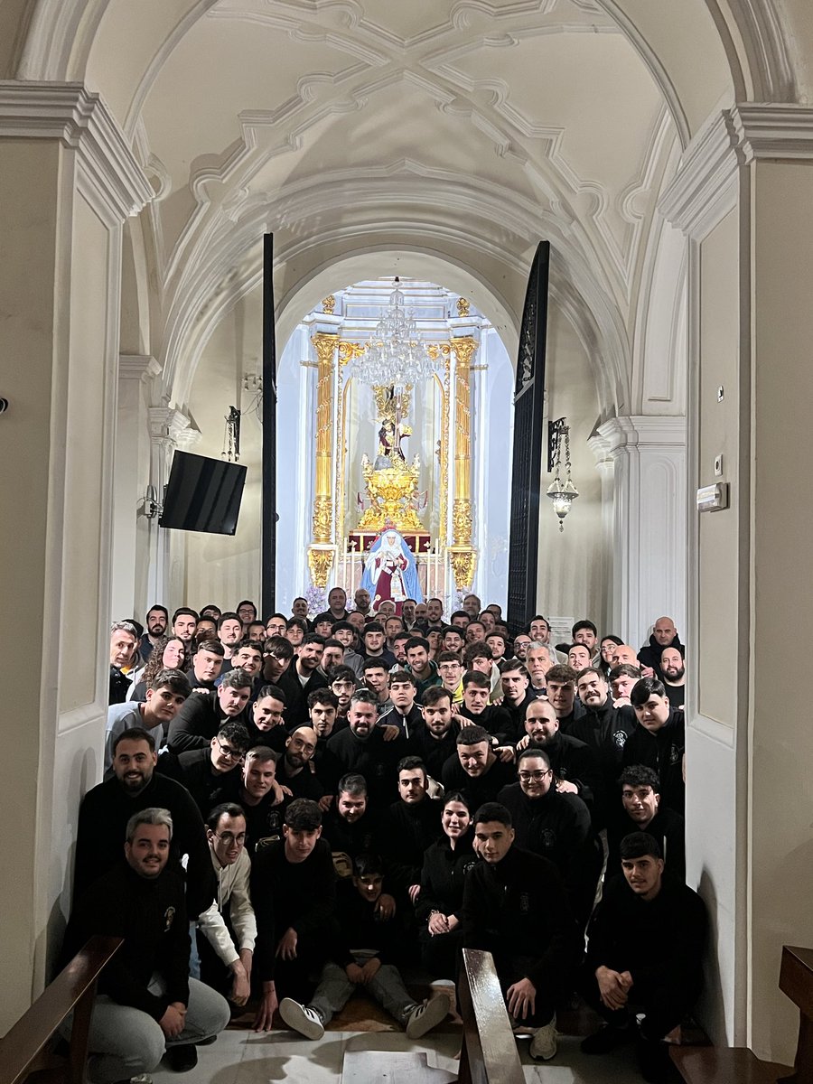cfdmisericordia's tweet photo. #Ensayo |🔔 En la noche de hoy ha tenido lugar el II Ensayo del Trono de la Virgen del Gran Poder de cara al Jueves Santo.

🙏🏻 Previamente, se ha realizado una oración ante nuestros Sagrados Titulares.

#CofradíasMLG https://t.co/278TeqvLOe