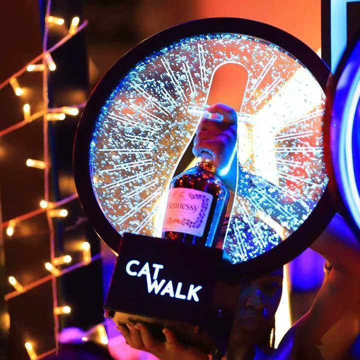 CatwalkKla's tweet image. TropicalSunday #SundayFunday #SundayVibes #BarLife #CozySunday #CocktailCulture #IslandTime #WeekendMood #SundayBrunch #TropicalBar @Abeeka_band