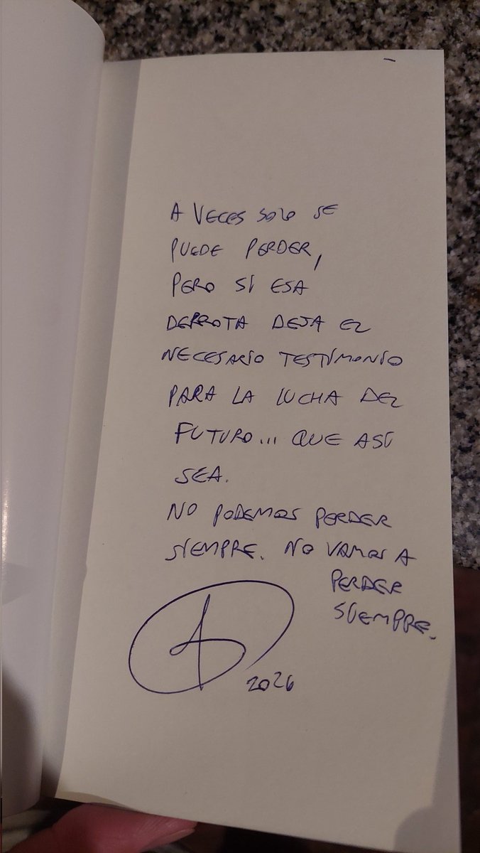 Un amigo al que quiero y admiro mucho me regaló el libro de Howard Fast sobre Sacco y Vanzetti y me hizo la mejor dedicatoria posible en este momento que nos toca vivir.