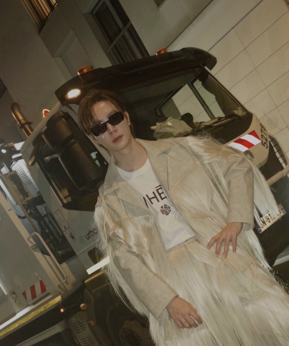 ปังมาก หลบหน่อยพ่อจะเดิน พี่ซีลงเอง ตัวพ่อสุดเท่ ขณะร่วมชมแฟชั่นโชว์ของ KIMHĒKIV Fall/Winter 2026 ในงาน PARIS FASHION WEEK

ZEEPRUK LOGIN TO PFW
#KIMHĒKIMXZEEPRUK #PFW2026 #KIMHĒKIM #ZeePruk <a href="/zee_pruk/">Z</a>